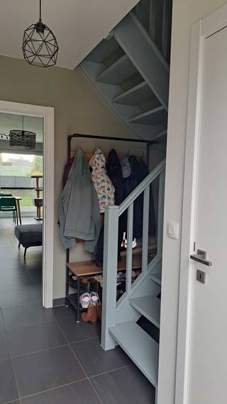 Bezichtiging na afspraak (0497/27.12.44 – guldensporenstraat9@gmail.com)<br />Deze instapklare woning (bouwjaar 2014) is ideaal gelegen op het einde van een doodlopende straat in een kindvriendelijke wijk nabij het centrum van Asse, op wandelafstand van winkels, scholen en treinstation maar toch rustig gelegen.<br />Op de begane grond vindt u een inkomhal met gastentoilet, woonkamer aansluitend op het eetgedeelte en een open keuken. Er is een garage voorzien met elektrische poort. De garage biedt plaats voor één wagen, ruimte voor wasmachine, droogkast, diepvriezer en bergruimte. In de garage is een waterontharder (watergenius) voorzien.<br />Op de eerste verdieping vindt u een ruime nachthal met ruimte voor eventueel een bureau, twee slaapkamers (ramen voorzien van rolluiken), een apart toilet en een badkamer (voorzien van bad/douche combinatie, maar aparte aansluiting voor een douche voorzien).<br />Op de tweede verdieping zijn er nog twee kamers voorzien, alsook de technische installaties (condensatieketel Vaillant en ventilatie).<br />De recent aangelegde zuidgerichte tuin beschikt over een terras, een zonneluifel van het merk Weinor (inclusief verticale doek) en een tuinhuis.<br />De aangelegde oprit voor het huis biedt ruimte voor twee wagens.<br />De elektriciteit is conform. De woning beschikt over 16 zonnepanelen. Er is een regenwaterput (10.000l) met aansluiting op beide wc’s. De woning heeft een EPC A label.<br />Plannen en technische info ter plaatste te consulteren.