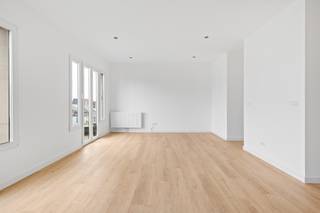 <p>Op een toplocatie middenin het kloppende hart van ’t stad – strategisch gelegen tussen Zurenborg en het bruisende centrum vind je dit spiksplinternieuw appartement terug dewelke tot in de puntjes werd afgewerkt met een oog voor stijl, detail én duurzaamheid. Zo maakte men gebruik van kwaliteitsvolle materialen met een trendy uitstraling, dit komt volledig tot zijn recht in de lichtrijke leefruimte met aangrenzend de open keuken. Men straalt hier pure luxe uit dankzij hoogwaardige toestellen, een donkere houtkleurige bekleding en een marmeren-look werkblad<br />- dit is een plek waar design en comfort perfect hand in hand gaat! Verder beschikt dit appartement over maar liefst 2 slaapkamers (13 m² &amp; 8 m²) en uiteraard een badkamer die werd uitgerust met een inloopdouche, dubbele lavabo in meubel én een praktische handdoekradiator – dit alles in een stijlvol jasje met verfijnde zwarte accenten. Als kers op de taart heb je hier toegang tot een terras van 10 m² waar je volledig tot rust kan komen in het hele stadsgebeuren.</p>
<p><strong>Verkoop onder BTW: 21 %.</strong></p>
<p><strong>Technische gegevens: </strong>Berging met aansluitingen voor was- en droogmachine + kelderberging aanwezig! EPB-dossier in opmaak.</p>
<p><strong>Stedenbouwkundige inlichtingen en bodemattest aanwezig. Bevindt zich niet in een risicozone voor overstromingen (P- en G-score D). Renovatieverplichting &amp; asbestattest niet van toepassing.</strong></p>