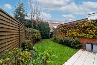 Pluspunten:<br />- directe nabijheid van scholen, winkels en openbaar vervoer<br />- ruime woonkamer met grote raampartijen en zicht op de tuin<br />- vaste trap naar de zolder voor een 4de slaapkamer of hobbyruimte<br />- uiterst verzorgd onderhouden, ideale start voor een opfrissing.<br /><br />Deze uiterst verzorgde en solide woning biedt de perfecte basis om een aangename thuis te creëren. De woning is gelegen op een boogscheut van centrum Kuurne. Hierdoor bevinden alle voorzieningen (winkels, scholen, openbaar vervoer) zich letterlijk om de hoek.<br /><br />De inkomhal leidt naar de ruime, lichtrijke woonkamer met grote raampartijen die zicht bieden op de tuin. Aansluitend vindt u de keuken met achterliggende badkamer en apart toilet. Bovendien is er een praktische kelder.<br /><br />Op de verdieping bevinden zich drie slaapkamer, waarvan de voorste kamer momenteel toegang biedt tot de derde ruime kamer. Een grote troef is de vaste trap naar de zolder, die u eenvoudig kunt omvormen tot een extra slaap- of hobbykamer. Buiten geniet u van een onderhoudsvriendelijke tuin met een zonnig terras.<br /><br />Kortom: een eerlijke woning met enorm veel mogelijkheden. Plan snel uw bezoek in en ontdek het potentieel ter plaatse!<br /><br />EPC: 522 kWh/(m²/jaar) - UC: 3741166<br />Referentie: YP/25148/TK