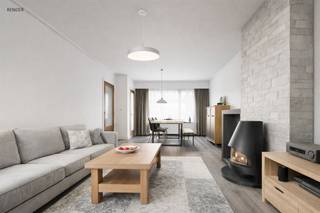 <p><span>Te renoveren gezinswoning met garage en tuin in Kontich.</span></p><p><span>In het hart van Waarloos bevindt zich deze charmante gezinswoning, ideaal voor wie op zoek is naar een renovatieproject met karakter en potentieel. Met een grondoppervlakte van 488 m² en een bebouwde oppervlakte van 137 m² ( + zolder) vormt deze woning een solide basis om volledig naar eigen smaak te moderniseren. Ook ideaal voor een onthaalmoeder met ruime kamers en een superleuke buitenomgeving.</span></p><p><span> </span></p><p><span>Bij het binnenkomen vallen meteen de authentieke houten elementen en lambrisering op, die de leefruimtes een warme en huiselijke uitstraling geven. De logische en functionele indeling zorgt voor een aangenaam wooncomfort en biedt flexibiliteit voor verschillende gezinssituaties. De woning beschikt over vier ruime slaapkamers en een badkamer, wat het geheel bijzonder geschikt maakt voor een groter gezin of wie extra werk- of hobbyruimte wenst. Daarnaast zijn een garage en zolder aanwezig, wat extra opberg- of uitbreidingsmogelijkheden creëert. Achter de keuken bevindt zich een aangenaam terras dat uitkijkt op de diepe tuin. De tuin biedt dankzij haar grootte en indeling vele mogelijkheden voor ontspannen buitenleven, speelruimte of toekomstige aanpassingen. Een praktisch tuinhuisje is eveneens aanwezig.</span></p><p><span>De ligging is bovendien een grote troef: de woning bevindt zich nabij openbaar vervoer en geniet van vlotte verbindingen richting belangrijke invalswegen, de dorpskern en rechtover de school (kleuter en lager onderwijs)</span></p><p><span> </span></p><p><span> </span></p>