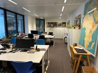 Ruime en instapklare kantoorruimte van 64 m² op de 1ste verdieping, strategisch gelegen in Wilrijk met vlotte bereikbaarheid via A12 en E19. Uitgerust met moderne faciliteiten, badge- en beveiligingssysteem, vergaderzalen en serverruimte. Overname meubilair is mogelijk.