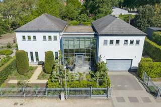Gelegen in de nabijheid van de Mombeekvallei en op slecht 10 minuutjes van het centrum van Hasselt vinden we deze prachtige en luxueuze villa terug...