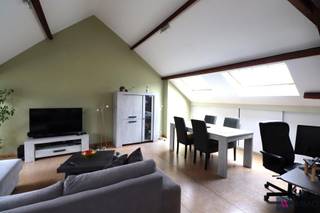 Charmant 1-slaapkamer dakappartement in het centrum van Bornem. Het appartement beschikt over een inkomhal, ruime leefruimte met open keuken,...