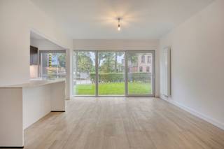 <p><span>Lichtrijk gelijkvloers appartement met 2 slaapkamers en garagebox op een toplocatie in Edegem.</span></p><p><span> </span></p><p><span>Dit gelijkvloerse appartement op een toplocatie in Edegem werd volledig gerenoveerd in 2026. Met zijn hedendaagse afwerking, aangename lichtinval en praktische indeling biedt het een comfortabele plek om thuis te komen.</span></p><p><span> </span></p><p><span>De leefruimte vormt het hart van het appartement. Dankzij de vele natuurlijke lichtinval voelt deze ruimte open en uitnodigend aan, met plaats voor een gezellige zit- en eethoek. De volledig afgewerkte open keuken sluit hier mooi op aan en zorgt voor een aangenaam geheel waarin koken en samenzijn hand in hand gaan.</span></p><p><span> </span></p><p><span>Het appartement beschikt over twee slaapkamers. De tweede kamer kan ook perfect dienen als bureau, logeerkamer of dressing. De moderne badkamer is uitgerust met een inloopdouche en sluit aan bij de verzorgde afwerking van de rest van het appartement.</span></p><p><span> </span></p><p><span>Een garagebox biedt een praktische oplossing voor het parkeren van je wagen en extra bergruimte. De ligging op het gelijkvloers zorgt bovendien voor een vlotte toegang.</span></p><p><span>Maandelijkse kosten; € 125,00</span></p><p><span> </span></p><p><span>Troeven</span></p><ul><li><span>Volledig gerenoveerd in 2026</span></li><li><span>Gelijkvloerse ligging</span></li><li><span>Veel natuurlijke lichtinval</span></li><li><span>Twee slaapkamers</span></li><li><span>Volledig afgewerkte open keuken</span></li><li><span>Moderne badkamer met inloopdouche</span></li><li><span>Garagebox</span></li><li><span>Toplocatie in Edegem</span></li></ul><p><span> </span></p><p><span>Interesse in dit gerenoveerde appartement? Neem contact met ons op en ontdek het tijdens een bezoek!</span></p>