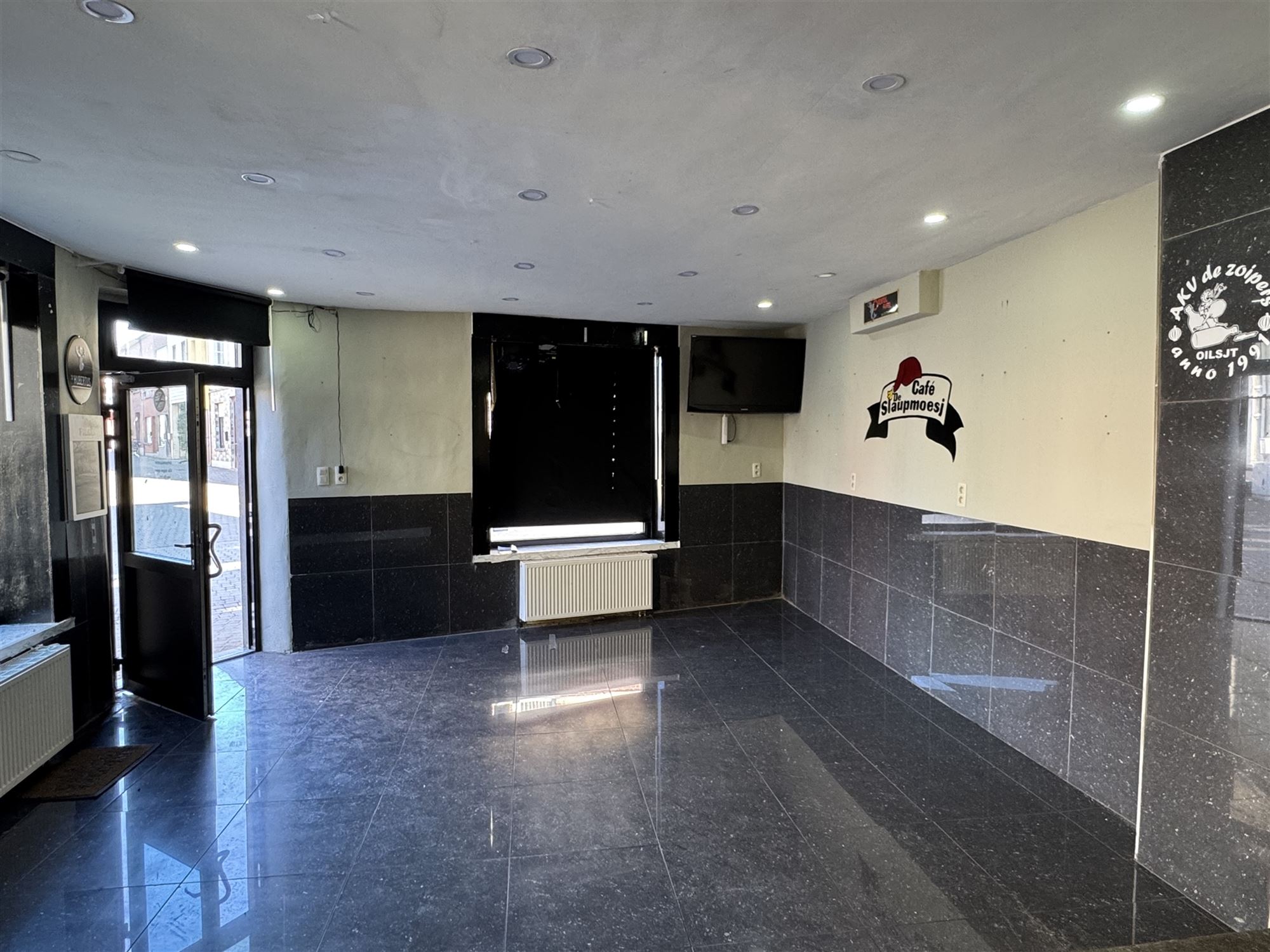 Retail space - photo 4
