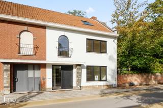 Deze halfopen bebouwing met een bewoonbare oppervlakte van 202 m² is gelegen op een centrale locatie in Rijmenam, pal naast het prachtige Kastanjebos. De woning werd in 2025 volledig gerenoveerd en uitgebreid.<br /><br />U betreedt de woning via de ruime inkomhal, voorzien van een gastentoilet. Vanuit de hal heeft u toegang tot de bergkelder, de praktische wasruimte/berging en de ruime leefruimte. Dankzij de grote raampartijen geniet de living van een overvloed aan natuurlijk licht en een aangenaam zicht op de tuin. De leefruimte sluit naadloos aan op de open, volledig geïnstalleerde keuken met eethoek, die eveneens uitkijkt op de tuin en het omliggende groen. Via de grote schuifdeur bereikt u rechtstreeks de tuin.<br /><br />Op de eerste verdieping bevindt zich een ruime nachthal die toegang biedt tot twee volwaardige slaapkamers, een badkamer met dubbele lavabo en douche, en een apart toilet.<br /><br />Via een vaste trap bereikt u de volledig afgewerkte zolderverdieping. Deze bijzonder ruime kamer is de grootste van de woning en geniet dankzij de twee geplaatste Velux-ramen van een mooie natuurlijke lichtinval. Bovendien is er reeds een wateraansluiting voorzien, waardoor de mogelijkheid bestaat om hier een extra badkamer met douche of bad te realiseren.<br /><br />De tuin grenst rechtstreeks aan het Kastanjebos en biedt een groene, bosrijke omgeving waar u in alle rust kunt genieten van het buitenleven.<br /><br />Tot slot beschikt de woning over een privatieve doorgang langs de linkerzijde van de twee woningen, waardoor u via een erfdienstbaarheid met de wagen tot achteraan de woning kunt rijden. Bovendien werd reeds een vergunning afgeleverd voor het plaatsen van een carport.<br /><br />Kortom: een ruime energiezuinige woning op een centrale maar toch bosrijke locatie.<br /><br />Voor een gedetailleerd overzicht van de indeling en nog veel meer, raden we je aan om onze website te bezoeken voor de grondplannen op www.imovastgoed.be. Voor verdere informatie en vragen, aarzel niet om contact op te nemen met Jean Heylen via jean.heylen@imovastgoed.be of bel naar 015/34.34.54.