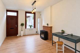 <p><strong>Charmante, instapklare woning met 2 slaapkamers en zonnig dakterras</strong><br /><br />Bent u op zoek naar een instapklare woning met een moderne afwerking en een uitstekende ligging? Dan is deze charmante woning zeker een bezoek waard. De woning werd in 2026 volledig gerenoveerd.<br /><br />Volgens het EPC bedraagt de bruto bewoonbare oppervlakte 96 m². De woning beschikt over een gunstig EPC-label B. Zo geniet u van hedendaags comfort zonder grote renovatiewerken.<br /><br />Op het gelijkvloers vindt u een gezellige leefruimte en een volledig nieuwe, kwalitatieve keuken. Dankzij de grote lichtkoepel geniet de keuken van veel natuurlijk licht. De airconditioning zorgt voor extra comfort en kan zowel verwarmen als koelen. Een apart toilet vervolledigt deze verdieping.<br /><br />Op de eerste verdieping bevindt zich een slaapkamer en een volledig vernieuwde badkamer met inloopdouche en lavabo. Vanuit deze verdieping heeft u toegang tot het zuidwestgerichte dakterras. Hier kunt u heerlijk ontspannen en genieten van de namiddag- en avondzon.<br /><br />De tweede verdieping is volledig ingericht als 'master bedroom'. Zo beschikt de woning over twee slaapkamers, verdeeld over twee verdiepingen.<br /><br />Ook de ligging is een grote troef. Het centrum van Aalst, het station, het ziekenhuis, scholen, winkels en horecazaken liggen allemaal op wandelafstand. Parkeren kan in de straat. Daarnaast is er de mogelijkheid om een garage in de buurt te huren.<br /><br />Deze woning combineert een charmante uitstraling met een moderne afwerking en praktisch wooncomfort. Dankzij de recente renovatie, het gunstige EPC-label B en het zonnige dakterras is dit een ideale thuis voor wie comfortabel wil wonen op een centrale locatie.<br /><br />EPC 198 kWh/(m²jaar), energielabel B<br />Het perceel te Aalst, afdeling 4, sectie F met perceelnummer 0947/00R000 bevindt zich niet in een risicozone voor overstromingen.<br />Stedenbouwkundige inlichtingen in aanvraag, 14/10/2026<br /><br /><strong>Interesse? </strong>Contacteer Brent via telefoon of mail.<br /><strong>T:</strong> 0468 30 76 20  <br /><strong>E:</strong> brent@ocvastgoed.be</p>