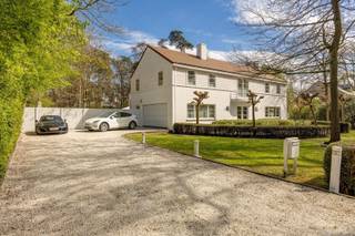 <p><span>Exclusive architect villa with pool in the prestigious Bellemond neighborhood</span></p><p><span>In the coveted </span><span>Bellemondwijk</span><span> in </span><span>s Gravenwezel</span><span>, you will find this </span><span>luxury architectural villa</span><span> designed by </span><span>John Bontinck</span><span>, where </span><span>light, space and privacy</span><span> are central. Surrounded by greenery and perfectly oriented, here you enjoy a unique living experience near </span><span>schools</span><span>, </span><span>stores</span><span> and </span><span>public transport</span><span>.</span></p><p><span>Upon entering, you are immediately immersed in a </span><span>vacation feeling</span><span>. </span><span> The impressive </span><span>living space</span><span> with </span><span>fireplace</span><span> and </span><span>parquet floor</span><span> is bathed in natural light thanks to the large windows and continuous volume. Inside and outside flow seamlessly together, with direct access to the </span><span>southwest facing terrace</span><span>, </span><span>landscaped garden</span><span> and </span><span>heated pool</span><span>.</span></p><p><span>The </span><span>designer kitchen with island</span><span> is fully equipped and offers stunning views of the greenery. A </span><span>shower room with outdoor access</span><span> completes the comfort.</span></p><p><span>Upstairs, the </span><span>loft</span><span> creates an open and airy feeling. The </span><span>master suite</span><span> with </span><span>dressing room and bathroom</span><span> is a truly private place. In addition, there are </span><span>3 full-size bedrooms</span><span> and a second </span><span>bathroom</span><span>.</span></p><p><span>The </span><span>garden without overlooking</span><span>, with several terraces and pool, is an oasis of tranquility. </span><span>Indoor garage for 2 cars</span><span> and spacious driveway available.</span></p><p><span>Advantages:</span></p><ul><li><span>Top architecture with maximum light</span><span> </span></li><li><span>Heated pool &amp; perfect orientation</span><span> </span></li><li><span>4 bedrooms, 2 bathrooms</span><span> </span></li><li><span>Underfloor heating, cast floors &amp; solar panels</span><span> </span></li><li><span>Favourable EPC: 164 kWh/m²</span><span> </span></li></ul><p><span> </span></p><p><span>Would you like to visit this exclusive home? Contact us at 036466655 or info@sinjoor.be.</span></p>