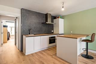 Dit centraal gelegen, instapklaar appartement bevindt zich in het centrum van Merksem. Vanzelfsprekend zijn alle noodzakelijke voorzieningen zoals winkels, scholen, openbaar vervoer en de oprit van de snelweg, vlot bereikbaar. Dankzij de centrale ligging biedt het appartement een prima verbinding met de stad Antwerpen. U komt het appartement op de eerste verdieping binnen via een aparte inkomhal, die meteen toegang geeft tot de eerste slaapkamer. Via een trapje en trendy glazen deur bereikt u de lichte woonkamer met open keuken met ontbijthoek. Verder bestaat het appartement nog uit een tweede, ruime slaapkamer en een recentelijk vernieuwde badkamer met inloopdouche, hangtoilet en wastafel met meubel. Achteraan het appartementsblok bevindt zich een parking, waar u beschikking heeft over een autostaanplaats. Deze is niet in de vraagprijs inbegrepen en dient verplicht te worden aangekocht voor €15.000. Gem. kosten: €168,30/maand (inclusief syndicus, blokpolis, waterverbruik, ELE gemene delen, poetsfirma). Er is geen lift aanwezig in het gebouw. 