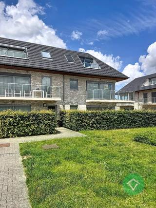 Dit instapklaar appartement is gelegen op de 1ste verdieping en bestaat uit: lift - inkomhal - toilet - living met terras - keuken - berging/wasplaats - nachthal - 2 slaapkamers met terras - badkamer - fietsenstalling. <br /><br />Vrij 1/09/2026. Huurprijs 895 €/mnd (syndickosten inclusief).
