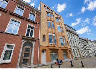 Deze leuke studio is uitstekend gelegen, op wandelafstand van de Veldstraat, Onderbergen, winkels, horecazaken, openbaar vervoer en tal van andere voorzieningen.<br /><br />De studio bevindt zich op de eerste verdieping en beschikt over een lichtrijke leefruimte met een praktische ingemaakte kast. De moderne luxe keuken is uitgerust met een kookplaat, dampkap en koelkast. Daarnaast is er een verzorgde douchekamer met douche, lavabo en toilet.<br /><br />Opgelet: de studio beschikt niet over een aparte slaapkamer.<br /><br />Als extra troef is er een gemeenschappelijke fietsenberging aanwezig.<br />De verwarming gebeurt via een energiezuinige warmtepomp, die zowel kan verwarmen als koelen.<br /><br />Extra informatie
<ul>
<li>Geen lift aanwezig</li>
<li>Provisie gemeenschappelijke kosten: € 30/maand</li>
<li>Provisie privatief verbruik: € 70/maand</li>
<li>Beschikbaar vanaf 1 september 2026</li>
<li>EPC: 209 kWh/m²/jaar</li>
</ul>
<br />Interesse? Neem gerust contact met ons op via e-mail om een bezoek in te plannen.