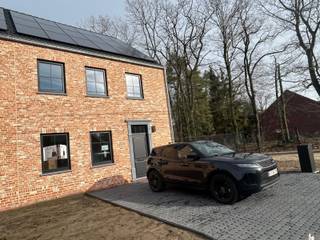  * 18 zonnepanelen (energiezuinig wonen) * Oprit met plaats voor 2 wagens * Mooie, onderhoudsvriendelijke tuin * Centrale ligging nabij winkels,...