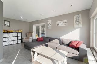 <strong>IDEALIS VASTGOED - CHARMANTE INSTAPKLARE GEZINSWONING MET EEN LICHTRIJKE LEEFRUIMTE, MODERNE OPEN KEUKEN MET KOOKEILAND, 3 RUIME SLAAPKAMERS EN BADKAMER. DE WONING IS GELEGEN OP EEN PRACHTIG PERCEEL VAN 12A 68CA! Deze knappe bungalow omvat een aangename 140m² bewoonbare oppervlakte met een lichtrijke woonkamer met aansluitend een moderne open keuken met kookeiland (voorzien van alle comfort), 3 ruime slaapkamers en een badkamer. De woning biedt verder een kelderverdieping en een zeer ruime tuin. Een unieke kans voor kandidaten op zoek naar een instapklaar huis voorzien van alle faciliteiten op een hele fijne locatie tussen de centra van Oudsbergen, Bree en Peer!</strong><br /><br /><strong>LIGGING: </strong><br />Deze woning is gelegen op een aangenaam perceel, in het rustige Wijshagen, deel van Oudsbergen. Vanuit deze locatie is men op enkele autominuten verwijderd van zowel de centra van Oudsbergen, Bree, Bocholt en Peer. Sportfaciliteiten, een krantenwinkel, horeca, een frituur en vooral ook een heel groene omgeving zijn op wandelafstand bereikbaar. De woning is omgeven door een onderhoudsvriendelijke en omheinde tuin! Een rustige ligging gecombineerd met een vlotte verbinding ten opzichte van omliggende gemeenten.<br /><br /><strong>INDELING: </strong><br /><strong>Gelijkvloerse verdieping: </strong><br />- ontvangsthal – badkamer (met douche en wastafel met spiegel) – apart toilet – slaapkamer 1 – slaapkamer 2 – slaapkamer 3 - lichtrijke woonkamer (bestaande uit salon- en eetgedeelte) – open leefkeuken met kookeiland aansluitend aan woonkamer (voorzien van alle comfort zoals oven, vaatwas, vuur met dampkap en rechtstreekse toegang tot tuin)<br /><br /><strong>Kelderverdieping:</strong><br />- ruime kelder –<br /><br /><strong>Tuin: </strong><br />- Onderhoudsvriendelijk ruim perceel van 1268m² –<br /><br /><strong>EXTRA TROEVEN:</strong><br />- Fijne locatie, rustig doch centraal t.o.v. omliggende gemeenten<br />- Instapklare woning<br />- Recente keuken<br />- Recente badkamer<br />- Recente ramen en deuren<br />- Functionele indeling<br />- lichtrijke woonkamer<br />- 3 slaapkamers<br />- 2 badkamers<br />- volledig gelijkvloers<br />- ruime kelder<br /><br /><strong>Stedenbouwkundige Inlichtingen:</strong><br />Bouwvergunning - Woongebied - Geen dagvaarding - Geen voorkooprecht – Verkavelingsvergunning - Geen watergevoelig openruimtegebied -<br /><br /><strong>E-peil: </strong>EPC: 498 kWh/m² <strong>met certificaatnummer:</strong> 20190816-0002179746-RES-2<br /><br /><strong>O-peil:</strong> niet overstromingsgevoelig gebied<br />P-score: A<br />G-score: A<br /><br /><strong>Benieuwd naar deze woning?<br />Wenst U advies omtrent uw eigen woning? Graag plannen wij vrijblijvend met U een afspraak in om onze expertise met U te delen, steeds tot Uw dienst!!<br />Neem contact op met IDEALIS VASTGOED op 011/515 565 of mail naar info@idealisvastgoed.be!<br /> </strong>