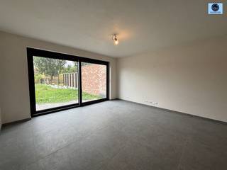 <p><span>NIEUWBOUWWONING MET 4 SLAAPKAMERS, GARAGE EN TUIN </span></p><p><span>Vraagprijs 489.000 euro</span></p><p><span> </span></p><p><span>Deze woning is gelegen in het landelijke Steenhuize, nabij de belangrijke invalswegen.</span></p><p><span> </span></p><p><span>Beneden treft u een inkomhal met apart toilet, ruime lichtrijke living met open keuken en zicht op de tuin, berging, garage en technische/wasruimte.</span></p><p><span> </span></p><p><span>Boven zijn er 3 slaapkamers, dressing en een apart toilet.</span></p><p><span> </span></p><p><span>De zolder biedt de mogelijkheid tot het creëren van 2 extra kamers.</span></p><p><span> </span></p><p><span>Vooraan is er de mogelijkheid om 2 wagens te parkeren, achteraan heeft u een fantastische zicht over de velden.</span></p><p><span> </span></p><p><span>Troeven:</span></p><p><span> </span></p><ul><li><span>Ben-woning</span></li><li><span>Warmtepomp en vloerverwarming</span></li><li><span>Ventilatiesysteem en zonnepanelen aanwezig</span></li><li><span>Rustige en groene ligging</span></li></ul><p><span> </span></p><p><span>Aankoop onder gesplitst stelsel:</span></p><ul><li><span>Grondwaarde: €110.000 (excl: registratierechten 12%</span></li><li><span>Constructiewaarde: €379.000 euro (6% btw mogelijk)</span></li><li><span>Aansluitingskosten nutsvoorzieningen: €3000 (excl. Btw)</span></li></ul><p><span> </span></p><p><span>Bent u op zoek naar een kwalitatieve woning met alle comfort en een rustige ligging?</span></p><p><span> </span></p><p><span>Contacteer dan Dylan op 0489/54.69.99 of mail naar <span>Dylan@svena.be</span></span></p><p><span> </span></p><p><span>Stedenbouwkundig uittreksel/inlichtingen in aanvraag!</span></p><p><span>Deze gegevens zijn louter informatief en wij kunnen niet aansprakelijk gesteld worden voor eventuele onjuistheden.</span></p><p><span>De bewoonbare oppervlakte is slechts indicatief.</span></p><p><span> </span></p><p><span> </span></p>