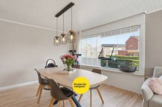 In het centrum van Loppem, gelegen in een rustige woonwijk, vindt u deze halfopen bebouwing op een perceel van 195 m². De woning biedt een praktische indeling met op het gelijkvloers een inkomhal, apart toilet, lichtrijke leefruimte en een ruime keuken met zicht op de tuin. Aansluitend bevindt zich een garage met wasvoorzieningen en toegang tot de kelder.<br />Op de eerste verdieping beschikt de woning over drie slaapkamers en een functionele badkamer. De zolder biedt bijkomende opbergruimte en is geïsoleerd. De westgerichte tuin wordt nog verder aangelegd en vormt een aangename buitenruimte met terras, ideaal om te genieten van de namiddag- en avondzon.<br />De woning is voorzien van centrale verwarming op aardgas, deels vernieuwd schrijnwerk met dubbele beglazing en dakisolatie. Met een EPC-label D is er geen renovatieplicht.<br />Bijkomend worden nog enkele werken uitgevoerd, waaronder de afwerking van de tuin, het terras en de verdere isolatie van de garage. Kortom, een betaalbare woning met potentieel op een centrale maar rustige ligging.<br />EPC: 334 kWh/m² (Vg, Wg, Gmo, Gvkr, Gvv) Ref. OU28747