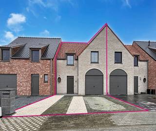 Deze recente huurwoning is gelegen in een rustige woonwijk aan zee en combineert hedendaags comfort met een aangename woonomgeving. Via de...