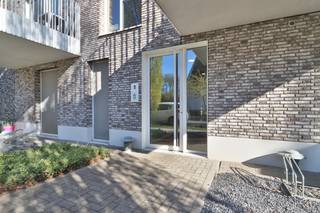 Op zoek naar een recent en instapklaar appartement met twee terassen in het centrum van Beveren? Dit verzorgd en goed ingedeeld appartement, gebouwd in 2017, combineert comfort, energiezuinigheid en een centrale ligging op wandelafstand van de winkels, het centrum en de sportzone. <br /><br />Het appartement bevindt zich op de tweede verdieping van 'Residentie Velodroom' en heeft een bewoonbare oppervlakte van 67,50 m², aangevuld met twee terrassen met een totale oppervlakte van 13,50 m². Hierdoor geniet u op elk moment van de dag van zon of verkoeling. <br /><br />Bij het binnenkomen treft u de inkomhal met vestiairemogelijkheid. De lichtrijke leefruimte met open keuken vormt het hart van het appartement en is uitgerust met alle hedendaagse comfort. Verder beschikt het appartement over een apart toilet met handenwasser, een praktische berging met aansluiting voor wasmachine en droogkast en een ruime, lichtrijke slaapkamer met aansluitend de badkamer, voorzien van een inloopdouche, dubbel lavabomeubel en spiegelkasten. <br /><br />De mogelijkheid bestaat om in de ondergrondse parking een autostaanplaats met aansluitende berging optioneel mee aan te kopen aan de prijs van 25 000 euro. <br /><br />De voornaamste troeven van dit appartement zijn: de energiezuinigheid, warm waterproductie d.m.v. een zonneboiler, ventilatiesysteem type C+, automatische zonnescreens, de rustige doch centrale ligging, de aanwezigheid van een lift in het gebouw,... <br /><br />Een ideale opportuniteit voor starters, alleenstaanden of investeerders die op zoek zijn naar een zorgeloze en kwalitatieve woonst op een zéér goede locatie. Te koop aan 2% registratierechten (enige eigen woning) of 12% (investering).<br /><br />Interesse in dit gezellige appartement? Contacteer ons via verkoop@homevast.be of bel naar 03 344 77 44 voor meer informatie of een bezoek ter plaatse. We leiden u graag rond!