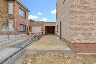 <p>Voor meer info of een bezoek, bel 053 59 49 34 - Op een toplocatie in <strong>Haaltert</strong> bevindt zich deze <strong>stijlvolle nieuwbouwwoning</strong>. De woning omvat op het gelijkvloers (80,23 m²) een ruime inkomhal met apart toilet, die toegang geeft tot de eet- en leefruimte met open keuken en aansluitende bergruimte. Daarnaast is er op het gelijkvloers ook een thuisbureau en een inpandige <strong>garage</strong> (26,53 m²) aanwezig. De eerste verdieping (55,94 m²) omvat<strong> drie ruime slaapkamers</strong>, een badkamer, een apart toilet en een linnenruimte. Via een vaste trap bereikt men de zolderverdieping (48,59 m²). <strong>Mogelijkheid tot aankoop aan 6% btw! </strong>De woning wordt momenteel casco verkocht aan € 350.000 exclusief btw en registratierechten. Wenst u de woning verder afgewerkt aan te kopen, dan kan dit aan een totaalprijs van € 430.000 exclusief btw en registratierechten. Aan deze meerprijs kunnen onder andere de elektriciteit, verwarmingsinstallatie, chapewerken en pleisterwerken volledig afgewerkt worden. Ook verdere afwerking zoals keuken, badkamer, vloeren, binnendeuren en buitenaanleg kan nog voorzien worden.</p>