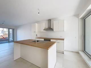 Project Kolenkaai staat voor ruim wonen in alle comfort en stijl. De kwalitatieve en hedendaagse afwerking met oog voor detail zie je én voel je elke dag. Voor Kolenkaai werd een Energy Service Company (ESCO) opgericht. Daarmee passen we innovatieve en duurzame hernieuwbare-energietechnieken toe. Zo worden de gebouwen verwarmd en passief gekoeld met warmtepompen die hun energie onder andere uit een BEO-veld halen. <br /><br />Het appartement bevindt zich op de eerste verdieping en geniet van een aangename lichtinval en een ruim open zicht op de binnentuin. De leefruimte sluit aan op de open keuken, die is uitgerust met een keramische kookplaat, combi-oven, koelkast met diepvriesvak en vaatwasser. Vanuit de keuken heeft u toegang tot het terras, waar u in alle rust en uit de wind kunt genieten van het buitenzijn.<br /><br />Verder beschikt het appartement over een ruime slaapkamer, aansluitende badkamer met inloop douche en een praktische berging met aansluiting voor een wasmachine en een afzonderlijk gastentoilet.<br /><br />Indeling:<br />- Lichtrijke Woonkamer<br />- Open keuken<br />- Praktische berging<br />- 1 Slaapkamer<br />- Badkamer met inloopdouche<br />- Zonnig terras<br />- Ruime staanplaats naast de lift die toegang biedt tot het appartement<br /><br />Algemeen:<br />- Huurprijs: € 1.025,00 <br />- Provisie: € 100,00 (verbruik: warm water + verwarming) + € 75,00 gemeenschappelijke delen<br /><br />De snelste manier om een bezoek te brengen aan dit pand? Vraag je bezoek aan via de roze knop op onze website (www.dewaele.com) en je wordt gecontacteerd door onze verhuurexpert Steffi.<br /><br />Telefonisch kunnen er geen afspraken gemaakt worden. Bij andere vragen kun je ons telefonisch contacteren via 050 444 999.<br /><br />Deze AI-visualisaties zijn bedoeld als inspiratie. Er werd geen rekening gehouden met technische specificaties, stedenbouwkundige voorschriften of de concrete mogelijkheden tot realisatie.