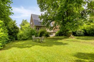 <p>Située dans l’une des rues les plus prisées de Heverlee, cette remarquable villa d’architecte a été construite en 1934 par le célèbre architecte communal Frans Vandendael dans un style moderniste modéré. Cette vaste propriété comprend 6 chambres, de grands volumes de vie et un jardin arboré de type parc. Cette demeure unique représente une opportunité rare pour ceux qui recherchent de l’espace, du charme et un fort potentiel de rénovation dans un emplacement de premier choix.</p><p>Dès le hall d’entrée, le charme et le potentiel de la maison se révèlent pleinement. Les espaces de vie généreux profitent d’une belle luminosité naturelle et offrent de nombreuses possibilités d’aménagement. Les hauts plafonds renforcent la sensation d’espace et confèrent à l’ensemble une élégance intemporelle.</p><p>Les différentes pièces de réception et de séjour permettent d’imaginer un intérieur parfaitement adapté aux exigences contemporaines tout en conservant le caractère authentique de la demeure. Les volumes disponibles offrent une grande liberté de transformation et de personnalisation.</p><p>À l’étage, la villa propose six chambres confortables. Plusieurs d’entre elles disposent d’un accès direct à une terrasse extérieure, idéale pour profiter d’une vue dégagée sur la verdure environnante. Cette configuration convient parfaitement aux familles nombreuses, au télétravail ou à la création d’espaces polyvalents.</p><p>À l’extérieur, le jardin arboré mature d’environ 10 ares constitue un véritable havre de paix. La végétation développée garantit intimité, sérénité et qualité de vie tout au long de l’année. Cet environnement verdoyant crée un cadre idéal pour la détente et les moments partagés en famille ou entre amis. La maison est entièrement sous-solée et dispose également d’un vaste grenier pouvant être aménagé selon vos souhaits.</p><p>La présence d’un garage représente un atout supplémentaire appréciable au quotidien.</p><p>La localisation constitue également un avantage majeur. Vous profitez ici d’un environnement résidentiel calme tout en restant à proximité des écoles, commerces, infrastructures sportives, transports en commun et principaux axes routiers. Cette combinaison entre tranquillité et accessibilité fait de Heverlee un lieu de vie particulièrement recherché.</p><p>Si vous recherchez une villa de caractère avec six chambres, un superbe jardin arboré, de beaux volumes et un important potentiel de rénovation, cette propriété mérite toute votre attention.</p><p>Le bien est proposé via le système Avant-Première. Vous pouvez vous inscrire aux journées de visite des 26 et 27 juin via le site www.living-stone.be.Le prix affiché est un prix de départ. Deux journées de revisite seront également organisées. La procédure d’offres sera clôturée le 6 juillet. L’ensemble des documents légaux est disponible en téléchargement sur notre site.</p>