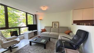 <strong>Prachtig en recent appartement</strong> met <strong>TERRAS </strong>en <strong>AUTOSTANDPLAATS </strong>met een uitstekende ligging in <strong>Oostende</strong>, in een straat zonder doorgaand verkeer en op 300 meter van de zee. Een comfortabele en energiezuinige <strong>BEN-Woongelegenheid</strong> met hoge kwalitatieve afwerking en voorzien van <strong>zonnepanelen</strong>, vlakbij openbaar vervoer, scholen, diverse winkels ( Mariakerke ), Leontine Demeypark en met een vlotte verbinding naar de Ringweg.<br /><br />Omvat een inkom, lichtrijke living met volledig ingerichte open keuken, ruime binnenberging met voorziening wasmachine, 2 slaapkamers waarvan 1 met inbouwkasten, badkamer met inloopdouche, buitenberging, terras, autostandplaats en een gemeenschappelijke fietsenberging. Buitenkraan met regenwater ter beschikking en toilet spoelt ook door met regenwater ! Kosten : + euro 45 Voorschot algemene delen<br />#leukwonen #oostende<br /><br />Beschikbaar - onmiddellijk vrij 