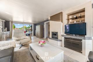 Voor meer info en foto’s, surf naar www.swevers.be – Deze instapklare open bebouwing in Koersel combineert ruimte, comfort en een rustige ligging op een perceel van 883 m². De woning werd gebouwd in 1988 en kreeg tussen 2011 en 2024 verschillende vernieuwingen, waardoor ze vandaag een aangename en moderne woonomgeving biedt met een bewoonbare oppervlakte van 179 m². Via de inkomhal bereikt u de lichtrijke woonkamer van 32,60 m² met plaats voor een gezellige zithoek en eethoek, waar de houtkachel voor extra sfeer zorgt. Aansluitend bevindt zich de keuken van 13,40 m², vernieuwd in 2013, met toegang tot het overdekte terras. Verder zijn er op het gelijkvloers een gastentoilet, een wasplaats en een inpandige garage van 24 m². Op de eerste verdieping geeft de nachthal toegang tot drie slaapkamers van ongeveer 16 m², 11,20 m² en 10,50 m². De badkamer werd vernieuwd in 2018 en in 2024 werd een extra douchekamer toegevoegd, wat het wooncomfort verhoogt. De woning beschikt daarnaast over een kelder van 21,20 m² met praktische bergruimtes en een kruipzolder. Buiten geniet u van een oostgericht perceel met een ruim overdekt terras en een aangename tuin. Een bijzondere troef is de grote vrijstaande garage van 58 m², ideaal voor meerdere wagens, opslag of hobbyruimte. Technisch werd de woning eveneens verbeterd met een nieuwe gasketel (2011), een airco-warmtepomp (2021) en 27 zonnepanelen met nog vijf jaar groenestroomcertificaten van €270 per certificaat. De ligging is rustig maar toch vlot bereikbaar met ontspanning op 650 meter, openbaar vervoer op 1 km, scholen op 1,6 km en winkels op 1,7 km. Voor meer informatie, bel 011 255 155. Bron bewoonbare oppervlakte: EPC – verslag.
