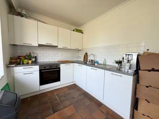 Dit appartement, gelegen op het gelijkvloers, heeft een erg centrale ligging in Tielt met bakker, slager, horeca, supermarkten en de Markt...
