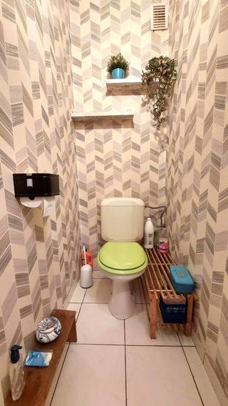 Dit gezellig gelijkvloers appartement is gelegen nabij het sportcentrum van Bredenenabij openbaar vervoer en de spuikom.Omvat: algemene...