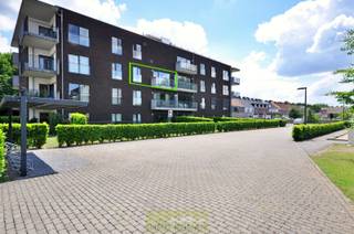 Deze assisentieflat bevindt zich in de recente residentie 'Keizerhof', en is gelegen op de tweede verdieping.<br />De <strong>indeling gaat als volgt</strong>: woon- en eetkamer met aansluitend terras waar u kan genieten van de zon gedurende de hele namiddag, 1 slaapkamer en een ruime badkamer met lavabo, toilet en inloopdouche. Eveneens is er nog een kelderberging aanwezig. <br /><br /><strong>Enkele kenmerken: </strong>volledig geschilderd, eiken parket, antisliptegels in de badkamer, vloerverwarming, uniek domotica- en oproepsysteem en aangepast aan rolstoelgebruikers.<br /><br />De serviceflat wordt te koop aangeboden<strong> in</strong> <strong>volle eigendom</strong> en is geschikt voor 65-plussers of als persoon met een mobiliteitsbeperking. <br /><br />Meer info? Contacteer Kyamo De Smet: 0479 06 13 71 of kyamo@immoroman.be