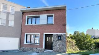 SOUS OPTION Dans une rue résidentielle calme à proximité du centre ville, belle maison classique joliment rénovée proposant de beaux volumes...