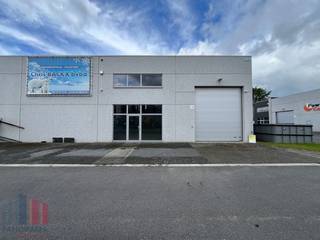 Strategisch gelegen KMO-unit van 500 m² te koop in Wetteren aan de voorzijde van het KMO-park. De site bevindt zich op een centrale ligging, op slechts 7 km van de E17 &amp; E40 en op 5 km van de R4. De loods geniet van een vlotte bereikbaarheid richting alle grote invalswegen.<br /><br />De loods beschikt over een vrije hoogte van 6 meter en is toegankelijk via een sectionale poort met aparte toegangsdeur. Verder is de loods uitgerust met polybetonvloer, lichtstraat met rookluik en een hoog elektriciteitsvermogen van 160A. Aan de voorgevel zijn grote raampartijen voorzien die zorgen voor veel natuurlijk licht en bovendien de mogelijkheid bieden om eventueel een kantoor in te richten. Tevens ruime parkeer- en manoeuvreerruimte aanwezig.<br /><br />Contacteer PANORAMA B2B voor bijkomende (technische) inlichtingen, plannen of een vrijblijvend plaatsbezoek via 0477 06 30 30.