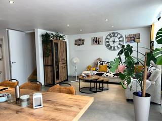 Deze energiezuinige gezinswoning is gelegen in een rustige verkaveling, aan het woonerf tussen de Molenstraat en de Merellaan.<br /><br />Gebouwd in 2017 met kwalitatieve materialen.<br /><br />Verrassend ruime woning, inkomhal met inbouwkasten en een gastentoilet. Een zeer aangename, ruime en lichtrijke leefruimte, kwalitatieve open keuken met alle toestellen, veel bergruimte en een tuintje met uitweg naar het achterliggend woonerf waar voldoende parkeermogelijkheid is.<br />De garage is ingedeeld als bergruimte en wasplaats.<br />Op de eerste en tweede verdieping zijn er 4 volwaardige slaapkamers, een bergruimte en een mooie badkamer met dubbel lavabomeubel en inloopdouche. Er is ook een apart toilet op de eerste verdieping.<br /><br />De woning is momenteel verhuurd. Kan dus ook een interessante investering zijn.<br /><br />Centrale en kindvriendelijke ligging.<br /><br />- conforme elektrische installatie<br />- energiezuinig<br />- grote bewoonbare oppervlakte (ca 185m²)<br />- veel bergruimte<br />- regenwaterput aanwezig<br />- klein maar gezellig tuintje<br />- INSTAPKLAAR !