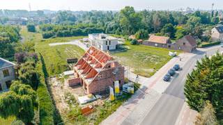 Op dit ruime villaperceel met een oppervlaktes van 555 m² krijg je alle vrijheid om jouw ideale thuis te realiseren. Dankzij de flexibele stedenbouwkundige voorschriften, met mogelijkheden voor één of twee bouwlagen en een vlak of hellend dak, ontwerp je een woning die perfect aansluit bij jouw woonwensen.

Deze bouwgronden voor open bebouwing zijn zuidwest georiënteerd. Hier bouw je geen standaardwoning, maar een thuis die volledig afgestemd is op jouw manier van leven. Samen met Hyboma werk je een woning op maat uit, in de stijl die bij jou past en met de vrijheid om een eigen architect te kiezen.
Dankzij de huidige energienormen en duurzame bouwtechnieken woon je comfortabel, toekomstgericht en energiezuinig.

Deze nieuwe verkaveling grenst aan het Krommebeekbos, een unieke troef die wonen hier bijzonder maakt. Dagelijks geniet je van rust, natuur en ruimte, terwijl de stad toch vlakbij blijft. Voor boodschappen, scholen, sportfaciliteiten en openbaar vervoer hoef je nooit ver en dankzij de vlotte verbindingen en het station van Roeselare op 2 km geniet je bovendien van een uitstekende bereikbaarheid.

Zie jij jezelf hier al wonen? Contacteer nieuwbouwadviseur Francis voor meer informatie of maak een afspraak om de mogelijkheden van deze villapercelen te ontdekken.
Je vindt deze bouwgronden naast Beversesteenweg 262.