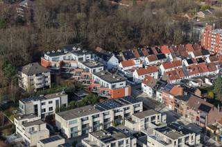 <p>Deze <strong>unieke penthouse</strong> combineert <strong>rust en panoramische uitzichten</strong> op een uitzonderlijke manier en is gelegen op een <strong>gegeerde, rustige locatie binnen de stadsring van Leuven</strong>, op wandelafstand van <strong>Gasthuisberg, IMEC, KBC</strong> en alle dagelijkse voorzieningen. Dankzij deze strategische ligging geniet u van het beste van twee werelden: <strong>stedelijk comfort én absolute privacy</strong>.<br /><br />De penthouse beschikt over<strong> leefterrassen van maar liefst 40 m² rondom het appartement</strong>, waardoor u <strong>van ’s ochtends vroeg tot ’s avonds laat van de zon kunt genieten</strong>. Door de <strong>hogere ligging van het gebouw aan de Kaboutermansstraat</strong> en de oriëntatie richting het stadscentrum biedt deze eigendom <strong>adembenemende, open zichten over het historisch centrum van Leuven,</strong> een zeldzame troef.<br /><br />Het appartement werd gebouwd in <strong>2010</strong> en kenmerkt zich door <strong>hoge plafonds en grote raampartijen</strong>, die zorgen voor een <strong>uitzonderlijk lichtrijke leefruimte</strong> en een aangenaam ruimtegevoel. De leefruimte sluit naadloos aan op de <strong>open, volledig uitgeruste keuken</strong>. Aansluitend bevindt zich een <strong>ruime technische berging</strong>, wat het wooncomfort extra verhoogt.<br /><br />De penthouse omvat <strong>twee volwaardige slaapkamers</strong>, een <strong>uitgeruste badkamer</strong> en is afgewerkt met een <strong>parketvloer doorheen het volledige appartement</strong>, wat bijdraagt aan de warme en hoogwaardige uitstraling. <strong>Vanuit elke kamer is er directe toegang tot de terrassen</strong>, waardoor binnen en buiten perfect in elkaar overvloeien.<br /><br />De <strong>Kaboutermansstraat werd recent heraangelegd als woonerf</strong>, wat garant staat voor <strong>rust, veiligheid en een aangename leefomgeving</strong>. Tot slot zijn er <strong>twee ondergrondse staanplaatsen</strong> beschikbaar, die <strong>bij aan te kopen zijn voor € 60.000 voor beiden</strong>, een absolute meerwaarde op deze locatie.<br /><br />Kortom, een <strong>zeldzame penthouse</strong> met uitzonderlijke buitenruimtes, schitterende uitzichten en een topligging in Leuven, ideaal voor wie op zoek is naar <strong>exclusief wonen met alle comfort binnen handbereik</strong>.</p>