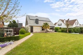 KIJKDAG WOENSDAG 29/04 VAN 17.30 - 19U. MAAK UW AFSPRAAK MET BO OP 0498 74 25 28. 

Ontdek deze verrassend ruime en instapklare woning op een perceel van 948 m², gelegen in een rustige en groene omgeving met vlotte bereikbaarheid. 

We betreden de woning via de inkomhal met gastentoilet. Van hieruit komen we in de lichtrijke L-vormige woonkamer, waar de grote raampartijen zorgen voor een aangename lichtinval en de pelletkachel voor extra warmte en gezelligheid. Aansluitend bevindt zich de recent vernieuwde keuken, die niet alleen praktisch is ingericht, maar ook uitkijkt op een prachtig landelijk zicht. 

Het gelijkvloers biedt bovendien een comfortabele slaapkamer, een moderne badkamer met inloopdouche, een handige bergruimte en een inpandige garage.

Op de eerste verdieping bevinden zich twee ruime slaapkamers en een bureau. Bovendien is er hier nog de mogelijkheid om extra kamers te creëren, wat deze woning bijzonder flexibel maakt naar indeling toe.

Ook buiten heeft deze woning met perceelgrootte van 948 m² heel wat te bieden: voldoende tuinberging, een gunstige oriëntatie en een magnifiek uitzicht maken het plaatje compleet.

Kortom, een veelzijdige woning met tal van mogelijkheden, zowel binnen als buiten. Mis deze kans niet en plan vandaag nog uw bezoek! Bel Hyboma op 051 480 980.