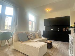 This well-maintained apartment is located on Van Den Nestlei, in the charming Zurenborg district of Antwerp. The location offers the ideal...