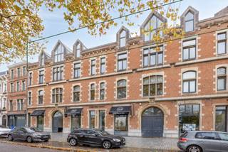 <strong>Unieke loft van ca. 400m² op 't Zuid, in een prachtig gebouw in Neo-Vlaamse renaissancestijl.</strong><br /><br /><strong>Indeling:</strong><br />De <strong>royale leefruimte met mezzanine </strong>geniet van een prachtig zicht over het <strong>Zuidpark</strong>. Deze is voorzien van een <strong>open haard</strong> met rondom rond schabben en opbergkasten. Via de draaitrap komt u op de mezzanine terecht, waar de slaapkamer zich bevindt. Aansluitend aan de slaapkamer, een <strong>praktische dressing</strong> en de badkamer voorzien van een groot bad, een badkamermeubel met een dubbele wastafel, een inloopdouche en een toilet. <br />Achter de leefruimte, de <strong>volledig uitgeruste keuken</strong> voorzien van een Amerikaans koelkast, microgolfoven, traditionele oven, kookplaat, dampkap, vaatwasser, twee ingewerkte gootstenen, ontbijttafel en voldoende kasten. Achter de keukenwand, de grote technische berging met o.a. aansluiting voor een wasmachine en een droogkast. <br />Tussen de leefruimte en de keuken, een bureauruimte met ingemaakte kasten en toegang tot het gastentoilet. <br /><br /><strong>Bijzonderheden:</strong><br />Bouwkundig erfgoed;<br />Maandelijkse kosten: 180,- EUR per maand [Beheer; verbruik/onderhoud van de gemeenschappelijke delen (incl. lift) + provisie waterverbruik)<br /><strong>Aparte nutsvoorzieningen</strong> elektriciteit en gas.<br />Mogelijkheid om een autostaanplaats bij te huren voor 170,- EUR / maand.<br /><br /><strong>Ligging:</strong><br />Gelegen op een absolute <strong>AAA-locatie</strong> met alle faciliteiten om de hoek.