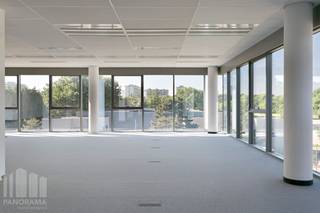 Modern en instapklaar kantorencomplex <strong>"The Ultimate"</strong> in Berchem, uitstekend gelegen vlak bij de Singel en de <strong>Ring van Antwerpen</strong>. Ook met het openbaar vervoer is de locatie makkelijk bereikbaar: tram- en busverbindingen vlakbij en het station Antwerpen-Berchem op slechts 10 minuten wandelen.<br /><br />De <strong>hoogwaardige kantoorruimte</strong> van 734 m², gelegen op het derde verdiep, biedt dankzij de optimale indelingsmogelijkheden een <strong>flexibele werkomgeving</strong> die volledig kan worden afgestemd op uw noden. Het kantoor is uitgerust met moderne technieken en voorzieningen, waaronder airconditioning, klimaatplafonds, verhoogde vloeren en LED-verlichting. Daarnaast beschikt ze over een keuken en sanitaire voorzieningen.<br /><br />Gebruikers kunnen bovendien gebruikmaken van gemeenschappelijke vergaderzalen en genieten van verschillende faciliteiten in de directe omgeving, waaronder restaurants en fitnessmogelijkheden. Er is tevens de mogelijkheid om ondergrondse <strong>parkeerplaatsen </strong>bij te huren.<br /><br />Voor bijkomende informatie, plannen of een vrijblijvend plaatsbezoek, contacteer <strong>PANORAMA B2B ANTWERPEN</strong> via <strong>0477 911 000</strong>.