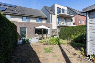 <p>Te koop te Berlare!<br />Deze aangename gesloten bebouwing, gebouwd in 2005, is gelegen in het centrum van Berlare en biedt een praktische indeling gecombineerd met een aangename woonomgeving. Dankzij de centrale ligging bevinden winkels, openbaar vervoer en diverse voorzieningen zich op korte afstand.<br />Bij het binnenkomen geeft de inkomhal toegang tot de verschillende ruimtes op het gelijkvloers. Er is een apart gastentoilet aanwezig. De ruime leefruimte geniet dankzij het grote schuifraam van veel lichtinval en biedt een aangenaam zicht op de tuin. Via het schuifraam is er bovendien een rechtstreekse verbinding met de buitenruimte.<br />Aansluitend aan de leefruimte bevindt zich de geïnstalleerde keuken. Deze sluit praktisch aan op de inpandige garage, die voorzien is van een automatische garagepoort. De garage biedt niet alleen plaats voor de wagen, maar zorgt ook voor bijkomende praktische bergruimte.<br />Op de eerste verdieping bevinden zich drie slaapkamers, waardoor de woning geschikt is voor zowel gezinnen als wie een extra kamer wenst als bureau, hobbyruimte of dressing. Daarnaast is er een badkamer aanwezig die voorzien is van alle nodige comfort.<br />Via de woning is ook de zolderruimte bereikbaar. Deze biedt een handige oplossing voor extra stockage of kan benut worden voor extra slaapkamers te creëren.<br />Achteraan beschikt de woning over een aangename oostgerichte tuin. Dankzij de achterliggende doorgang met poortje is de tuin ook langs de achterzijde bereikbaar, wat bijzonder praktisch is voor fietsen, tuinmateriaal of andere zaken.<br />De woning bevindt zich in het centrum van Berlare, waardoor winkels, openbaar vervoer en andere dagelijkse voorzieningen vlot bereikbaar zijn. Een aangename en praktische gezinswoning met drie slaapkamers, inpandige garage en tuin, gelegen op een centrale locatie.<br />Contacteer collega Bernhard 0476 022 089 of Bernhard@cornelis-goeman.be</p>