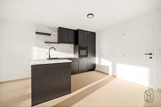 Cet appartement élégamment rénové, situé au premier étage, offre un cadre de vie confortable et serein dans un emplacement central et calme. Vous...