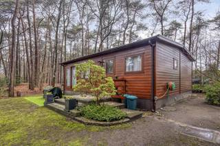 Indeling als volgt:- Via inkomdeur toegang tot de hal die uitgeeft op alle vertrekken.- Leefruimte met open keuken, keuken is voorzien van de gewenste toestellen: gaskookvuur met dampkap, spoelbak, koelkast en vriezer. Verder beschikt de keuken over voldoende opbergruimte. De leefruimte geeft een mooi zicht op de bosrijke omgeving dankzij de grote ramen rondom.- Twee slaapkamers (ca. resp. 8m² en 6m²) met ingemaakte kasten, de tweede slaapkamer kan uiteraard ook gebruikt worden als bureauruimte, hobbykamer, dressing, ...- Badkamer voorzien van toilet, dubbele lavabo met bijpassend meubel en ligbad met douchescherm.- Handige berging waar eventueel een wasmachine aangesloten kan worden.Bijzonderheden:- BJ: 1997- EPC-label D 345 kWh/m², geen renovatieplicht van toepassing, elektriciteit niet conform gekeurd, asbestattest in opmaak.- Verwarming op propaangas- Perceel komt in aanmerking voor het bouwen van een eengezinswoning, vraag naar de voorwaarden via ons kantoor. - Privacy gegarandeerd: omliggende percelen zijn niet (of weinig) bebouwd- Tuinhuis/tuinberging niet vergund.Kortom: een woning op een uitzonderlijk perceel in een bosrijke &amp; groene omgeving waar u stapsgewijs kunt moderniseren/renoveren of een unieke opportuniteit om op een ruim perceel een nieuwbouwwoning te bouwen. Interesse? Vraag je bezoek via veerle.pierar@dewaele.com of 03/369.42.50.(ver-)Kopen of (ver-)huren in de Noorderkempen?Met vragen kan u altijd bij ons terecht!