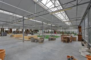 <span><span>Aan het gehucht 'de Gapaard' te Lo-Reninge, stellen wij u deze<strong> </strong><strong>bedrijfsgebouwen (winkel en serres) met woning </strong>voor. <br />De<strong> commerciële ligging </strong>langs de <strong>N8</strong>, verbindingsweg <strong>Veurne-Ieper</strong>, maakt de locatie uitermate geschikt voor de uitbating van uw onderneming. <br /><br />Naast de bedrijfsgebouwen, bestaande uit<strong> serres (ca. 1.405 m<sup>2</sup>), met overdekte opslagruimtes en winkelruimte (1.210 m<sup>2</sup>)</strong>, bieden wij u ook een<strong> instapklare woning</strong> aan (bouwjaar: 1992).<br /><br /><strong>De woning, met een bruikbare vloeroppervlakte van 328 m<sup>2</sup></strong>, bestaat uit een grote inkomhal met aansluitende gang, traphal en apart gastentoilet, ruime living met zicht op de aangelegde tuin, grote leefkeuken voorzien van alle apparaten en koele berging, zithoek/bureauruimte, ruime inpandige garage en extra bergruimtes (technische ruimte en wasberging). Op heden zijn er reeds 4 slaapkamers aanwezig (3 op de eerste verdieping en 1 op het gelijkvloers). Er is echter nog voldoende ruimte om kamers bij te creëren. De badkamer, uitgerust met douche, ligbad en dubbele lavabo in meubel, bevindt zich op het gelijkvloers.<br /><br /><strong>Het gehele perceel heeft een oppervlakte van 6.574 m².</strong> Achteraan de woning beschikt men over een <strong>grote, aangelegde en zuid-georiënteerde tuin</strong>. Vooraan is er ruimte om te stapelen of voor een <strong>afgesloten parkeerterrein</strong>.<br /><br />Het woongedeelte staat in verbinding met de winkelruimte met aanpalende serres, bedrijfsgebouwen en opslagruimte, waaronder een grote bergzolder. Alle gebouwen zijn prima onderhouden en in goede staat. Aan parkeerplaats is er tevens geen gebrek. </span><br /><br /><span>Ben je op zoek naar een ruime locatie op een commerciële ligging met <strong>veel passage en zichtbaarheid</strong>, waar wonen en werken op een aangename manier kan gecombineerd worden? Dan ben je te Gapaard 6 aan het juiste adres! <br /><br /><u>Troeven:</u></span></span>
<ul>
	<li><span><span>Prima staat van alle gebouwen (instapklaar);</span></span></li>
	<li><span><span>commerciële ligging langs de N8 (Veurne-Ieper);</span></span></li>
	<li><span><span><strong>Bebouwde oppervlakte van maar liefst ca. 2.900 m²</strong>;</span></span></li>
	<li><span><span>ruime parking en uitgerust met alarmsysteem;</span></span></li>
	<li><span><span>2 koelcellen aanwezig;</span></span></li>
	<li><span><span>7 x 10.000l regenwater;</span></span></li>
	<li><span><span>...</span></span></li>
</ul>
<span><span><u>Mogelijk toegestane activiteiten:</u></span></span>

<ul>
	<li><span><span>Een aantal zonevreemde functiewijzigingen zijn toelaatbaar. <strong>Klik HIER voor meer info.</strong> Enkele voorbeelden van mogelijke bestemmingen: bewoning met aansluitende gebouwengroep die louter dient voor opslag van materiaal/goederen, toeristische logies (vakantiewoning of B&amp;B), paardenhouderij, manège, dierenasiel, dierenpension, dierenartsenpraktijk, jeugdlogies, tuinaanlegbedrijf, dierentherapie, opleiding- of therapiecentrum met verblijf, etc. Alsook ondergeschikte functies (handel, horeca, kantoorfunctie of diensten) die noodzakelijk zijn voor de uitoefening van de hoofdfunctie met een maximum van 100 m<sup>2</sup> worden toegestaan.</span></span></li>
	<li><span><span>Agrarische activiteiten: land- en tuinbouw in de ruime zin. </span></span><span><span>Ideale locatie voor kweek/verkoop van bomen, bloemen en planten, groenten en fruit, serreteelt (tomaten, aardbeien, cress, hydrocultuur, microgroenten,...).</span></span></li>
	<li><span><span>Para-agrarische activiteiten: ondernemingen waarvan de activiteit onmiddellijk bij de landbouw aansluit en erop afgestemd is zoals bv. landbouwmechanisatie, veevoeders, strohandel, handel in meststoffen, handel in zaaigoed, aardappelhandel, landbouwloonwerkondernemingen, inpak-, conditionerings- en opslagbedrijven van verse landbouwproducten, koelplaatsen, silo's en drooginstallaties voor land- en tuinbouwproducten, etc.</span></span></li>
</ul>
<span><span>Wenst u meer info over de toegestane activiteiten? Of liever een bezichtiging? Neem contact met ons kantoor en we begeleiden u graag verder tijdens een plaatsbezoek. Dit kan op het nummer <strong>051 50 11 51</strong> of per mail via <strong>diksmuide@diksimmo.be</strong>.</span></span>