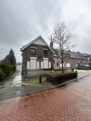 Op een boogscheut van centrum Boom, het station en de A12 ligt deze halfopen bebouwing die volledig gerenoveerd werd.De woning zelf beschikt op het...