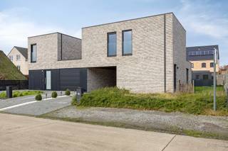 <br /><strong>Halfopen BEN-woning met drie slaapkamers te koop in Olmen op een perceel van 3a 56ca</strong><br /><br />Deze instapklare woning ligt in een rustige, verkeersluwe woonwijk, ideaal voor wie houdt van kalm en comfortabel wonen. De buurt wordt gekenmerkt door een groen en natuurlijk karakter, met tal van wandel- en ontspanningsmogelijkheden in de directe omgeving. Daarnaast is het een kindvriendelijke locatie. Verder is er een vlotte verbinding naar de op- en afrit van de E313. <br /><br />De woning, gebouwd in 2021, is praktisch ingedeeld en meteen bewoonbaar. Via de voordeur kom je binnen in de ruime, lichtrijke inkomhal (4,98m²) met gastentoilet (1,9m²) en ingemaakte kasten waarin de technieken zijn verwerkt. De woonkamer (28,75 m²) geniet door de grote raampartijen tot op de grond van veel natuurlijk licht. De open keuken (14,58 m²) sluit mooi aan op de leefruimte en is uitgerust met een koelkast, inductiekookplaat, vaatwasser, combi-oven en spoelbak. Zowel de keuken als de woonkamer hebben een fijne connectie met de tuin. Aansluitend aan de keuken bevindt zich een praktische wasberging (8,7 m²) met aansluitingen voor wasmachine en droogkast en extra opbergruimte. Daarnaast is er op het gelijkvloers nog een bijkomende berging.<br /><br />Op de eerste verdieping bevinden zich drie volwaardige en lichtrijke slaapkamers (11,65 m², 11,95 m² en 14,49 m²). De badkamer (9,96m²) is uitgerust met een dubbele lavabo, een bad en een douche. Ook op deze verdieping is er een apart toilet (1,04 m²).<br /><br />Achteraan de woning ligt een onderhoudsvriendelijke tuin met tuinberging. Daarnaast beschikt de woning over een carport.<br /><br />De berekende energiescore bedraagt een E-peil 19, wat resulteert in energielabel A. Deze BEN-woning wordt verwarmd op gas, is voorzien van 8 zonnepanelen (2600 Wp) en beschikt over vloerverwarming in de volledige woning. Kopers kunnen bovendien nog tot één jaar genieten van een vrijstelling van de onroerende voorheffing.<br /><br />Spreekt deze leuke instapklare gezinswoning jullie aan?<br />Contacteer ons via info@bosmanvastgoed.be voor meer info of een bezoek ter plaatse. Wij helpen jullie graag verder!<br />