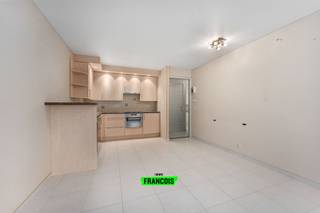 Instapklaar 2-slaapkamerappartement op topligging in Vosseslag!<br /><br />Dit energiezuinige (EPC B) appartement met twee slaapkamers is ideaal gelegen in het hart van Vosseslag, op wandelafstand van strand, zee, duinen en bos. Dankzij de vlotte verbindingen via invalswegen en openbaar vervoer bereikt u snel het centrum van De Haan en Bredene.<br /><br />Het appartement bevindt zich op de eerste verdieping en verwelkomt u via een inkomhal met praktische ingemaakte kasten. De lichtrijke woonkamer met open, volledig uitgeruste keuken geeft rechtstreeks toegang tot het balkon. Verder beschikt het appartement over een aparte berging, een badkamer met lavabo, douche en toilet, en twee ruime slaapkamers.<br /><br />De elektriciteit is conform en het gebouw is voorzien van een lift, wat het wooncomfort extra verhoogt.<br /><br />Bij het appartement hoort een staanplaats die verplicht mee aan te kopen is aan €10.000. In het complex is ook een afgesloten fietsenberging aanwezig. <br /><br />Dit appartement is ideaal als vaste woonst, investering of als tweede verblijf aan de Belgische kust.<br /><br />Wenst u kans te maken op deze topper? Neem dan zeker contact op met Victor via het nummer +32 470 64 60 28 of via mail naar Victor@immofrancois.be. Daarnaast kan u ook steeds bij ons terecht voor een gratis en vrijblijvende waardebepaling van uw eigendom. <br /><br />