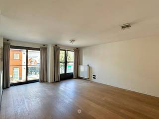 <p><span>DESTELBERGEN </span><span>- Ben je op zoek naar een modern appartement TE HUUR in Destelbergen centrum?<br />Dan is dit appartement misschien iets voor u.</span></p><p><span>De belangrijkste troeven in een notendop: </span></p><ul><li><span>Modern appartement</span></li><li><span>Zuidgericht, ruim terras</span></li><li><span>Gelegen in Destelbergen dorp met winkels, openbaar vervoer en recreatiemogelijkheden</span></li><li><span>Gelegen nabij op- en afrit R4, verkeerswisselaar E40 en E17</span></li><li><span>Energiezuinig (EPC A)</span></li></ul><p><span>Zo ziet het appartement er uit:</span><span><br />Via de ruime inkomhal bereikt u de lichtrijke leefruimte met open, ingerichte keuken. Aansluitend bevindt zich een praktische berging met aansluiting voor een wasmachine.<br />Verder beschikt het appartement over twee ruime slaapkamers, een badkamer, een apart toilet en een groot zuidgericht terras.<br />Het appartement is gelegen op de eerste verdieping van het gebouw. Er is geen lift aanwezig.</span></p><p><span>Belangrijk:</span><span><br />Beschikbaar vanaf: 1/10/2026<br />EPC: 84 kWh (A)<br />Huurprijs: 1.000 euro/maand</span></p><p><span>Voor een bezoek ter plaatse, vul zeker uw huurdersprofiel in via onze website.</span></p>