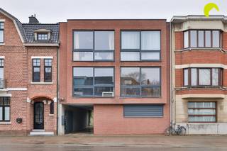 Dans un endroit très central à Mortsel, nous trouvons cet appartement 2007 de 2 chambres à coucher avec terrasse et abri de voiture à l'arrière.Le...