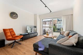 Deze volledig gerenoveerde rijwoning is rustig en residentieel gelegen in de geliefde Vuurtorenwijk te Oostende, vlak bij winkels, kinderopvang, openbaar vervoer en een speelplein. <br /><br />De woning werd van kop tot teen vernieuwd en combineert hedendaags wooncomfort met een praktische indeling. Zo werden zowel de voor- als achtergevel opnieuw bekleed, verkeert het dak in uitstekende staat en beschikt de woning over een conforme elektrische keuring.<br /><br />Op het gelijkvloers beschikt de woning over een ruime oprit waar je de wagen gemakkelijk kunt parkeren, aangevuld met een diepe garage met automatische sectionale poort. Achteraan de garage is er bovendien nog praktische bergruimte. Verder vinden we op dit niveau een eerste ruime slaapkamer, die uiteraard ook perfect dienst kan doen als bureau of hobbyruimte, en er is nog een handige wasplaats.<br /><br />Een absolute troef is de diepe en bijzonder zonnige tuin, waar je in alle rust kunt genieten van het buitenleven. Een ideale plek voor een gezellige barbecue, spelende kinderen of gewoon heerlijk ontspannen in de zon.<br /><br />Op de eerste verdieping kom je terecht in een lichtrijke en sfeervolle leefruimte. Dankzij de grote raampartijen geniet je hier van een aangename natuurlijke lichtinval. Tijdens de koudere maanden zorgt de gashaard dan weer voor extra warmte en gezelligheid.<br /><br />De leefruimte sluit naadloos aan op de stijlvolle en tijdloze keuken, die uitgerust is met kwalitatieve toestellen waaronder een inductiekookplaat, oven, combi-oven en meer. Vanuit de leefruimte heb je bovendien toegang tot een ruim en aangenaam terras, ideaal om buiten te tafelen of te genieten van een aperitief. Op dit verdiep is er eveneens een apart toilet.<br /><br />De tweede verdieping biedt twee volwaardige slaapkamers en maar liefst twee badkamers. Er is een aparte douchekamer en daarnaast een ruime badkamer uitgerust met een ligbad, dubbele lavabo en toilet. Comfort en ruimte zijn hier duidelijk de rode draad.<br /><br />De zolderverdieping werd vervolgens ingericht als een ruime master bedroom. Een heerlijke privéverdieping die perfect kan dienen als ouderlijke slaapkamer.<br /><br />En alsof dat nog niet genoeg is, beschikt de woning over een bijzonder interessant pakket aan energiezuinige voorzieningen: maar liefst 14 zonnepanelen, een thuisbatterij van 5 kWh, een regenwaterput van 6.000 liter en een EPC-label B.<br /><br />Kortom: een volledig vernieuwde, ruime en energiezuinige woning met 4 slaapkamers, garage, zonnige tuin, terras én meerdere badkamers, gelegen in een rustige en kindvriendelijke buurt vlak bij Oostende en Bredene. Een woning waar je zonder grote werken meteen je nieuwe thuis van kunt maken!