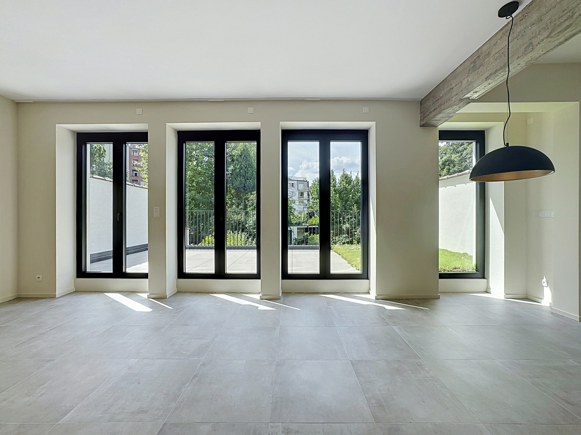 Prachtig gerenoveerd 2-slpk appartement met terras - foto 4
