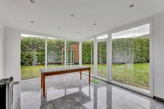 <p>Deze instapklare half-open bebouwing op de Ninoofsesteenweg 216 in Lennik combineert<strong> charme </strong>met<strong> modern wooncomfort.</strong> De woning, gebouwd in 1930 en<strong> gerenoveerd in 2020</strong>, biedt ongeveer 190 m² bewoonbare oppervlakte met<strong> lichtrijke leefruimtes,</strong> een <strong>moderne keuken, drie volwaardige slaapkamers</strong> en twee badkamers en op het eerste verdiep bevindt zich een <strong>extra keuken</strong> die kan omgevormd worden naar nog een kamer. Op het perceel van 630 m² geniet je bovendien van een<strong> aangename tuin met terras</strong>, ideaal voor ontspanning.</p><p></p><p>De ligging vormt een extra troef, je woont hier met een <strong>vlotte verbinding naar Brussel en Ninove</strong>, terwijl <strong>winkels, scholen en openbaar vervoer </strong>zich in de <strong>nabije omgeving </strong>bevinden. Tegelijk geniet je van de <strong>groene, rustige omgeving</strong> van het <strong>Pajottenland. </strong>Kortom, een comfortabele en goed gelegen woning met ruimte en kwaliteit. Stedenbouwkundige inlichtingen in aanvraag. Maatregelen opgenomen in het maatregelenregister: nee. </p>